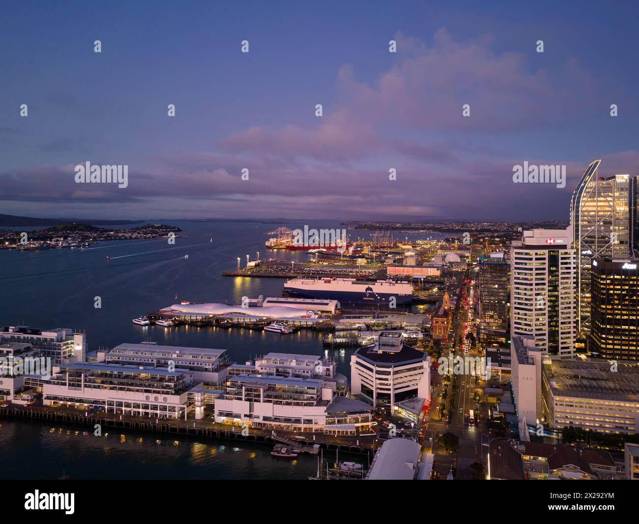 Auckland, Neuseeland - 24. Juli 2023: Dramatischer Sonnenuntergang über der Skyline des zentralen Geschäftsviertels von Auckland, dem alten Fährhafen und dem kommerziellen Har Stockfoto