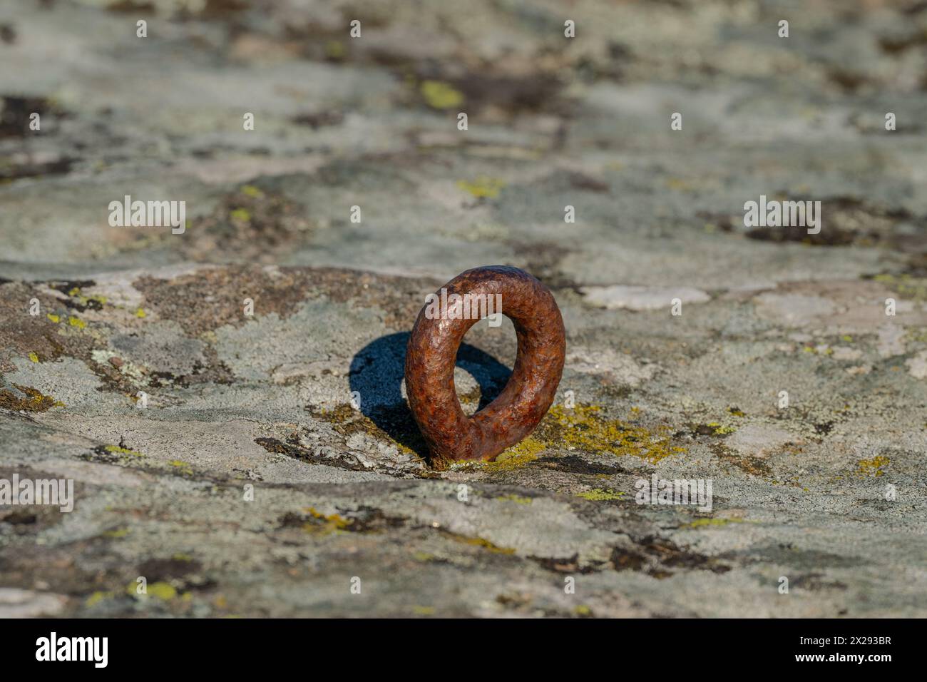 Alter Metallbolzen im Gestein Stockfoto