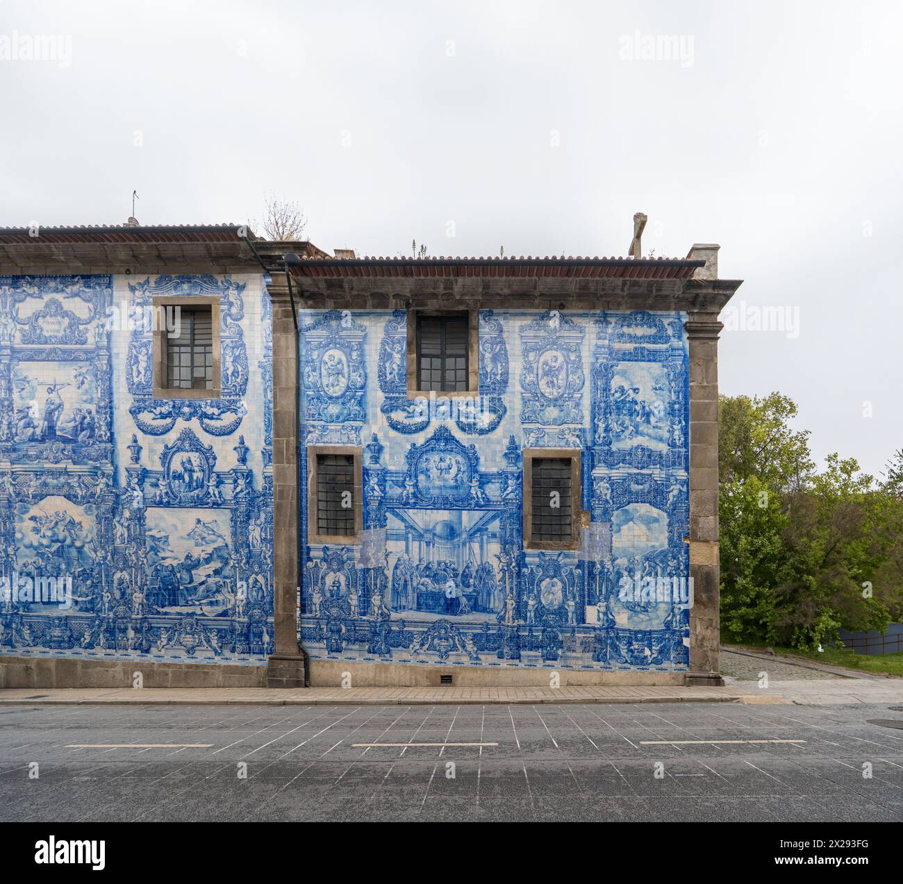 Fassade des seitlichen Teils der Kapelle der Seelen oder der Kapelle der Heiligen Katharina von Porto, verziert mit blauen und weißen Fliesen mit religiösem Motiv Stockfoto