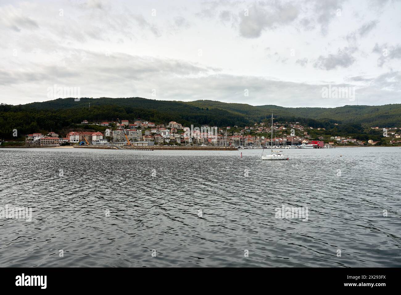 Blick auf Combarro vom Meer, der Ria de Pontevedra, an einem bewölkten Tag Stockfoto