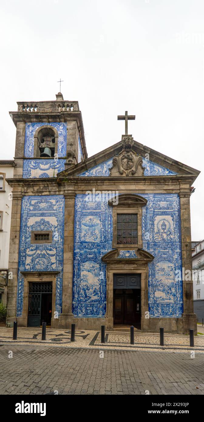 Fassade des Eingangs und vorderer Teil der Kapelle der Seelen oder der Kapelle Santa Catalina de Porto, dekoriert mit blauen und weißen Fliesen mit Riegel Stockfoto