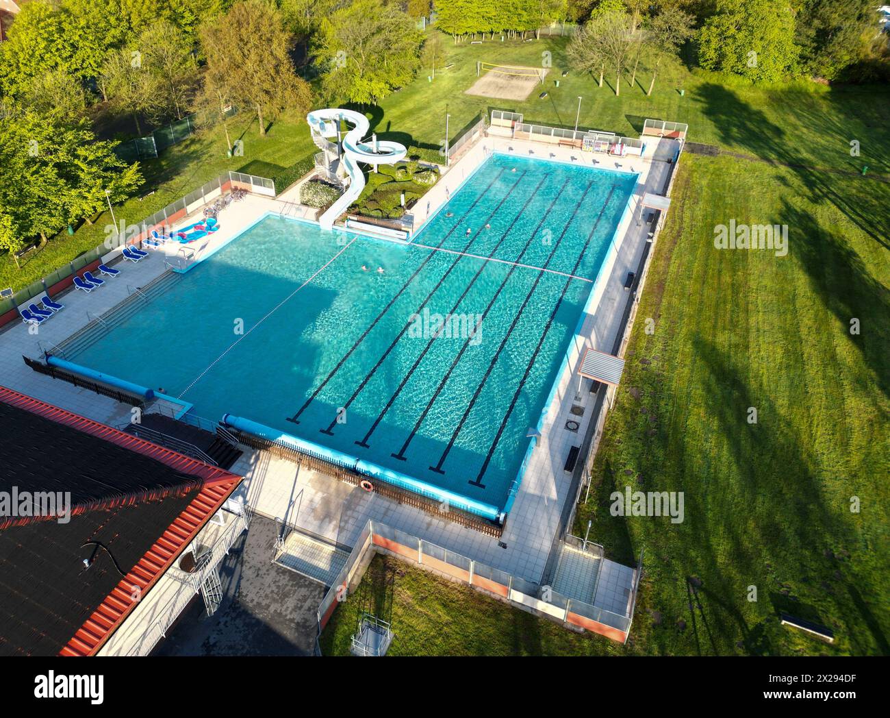 Weener, Deutschland. April 2024. Das 'Friesenbad' Freibad aus der Luft (Drohnenaufnahme). Dank der Fernwärme können Badegäste den Pool bereits um acht Uhr betreten. Die Wassertemperatur beträgt konstant 29 Grad. Quelle: Lars Penning/dpa/Alamy Live News Stockfoto