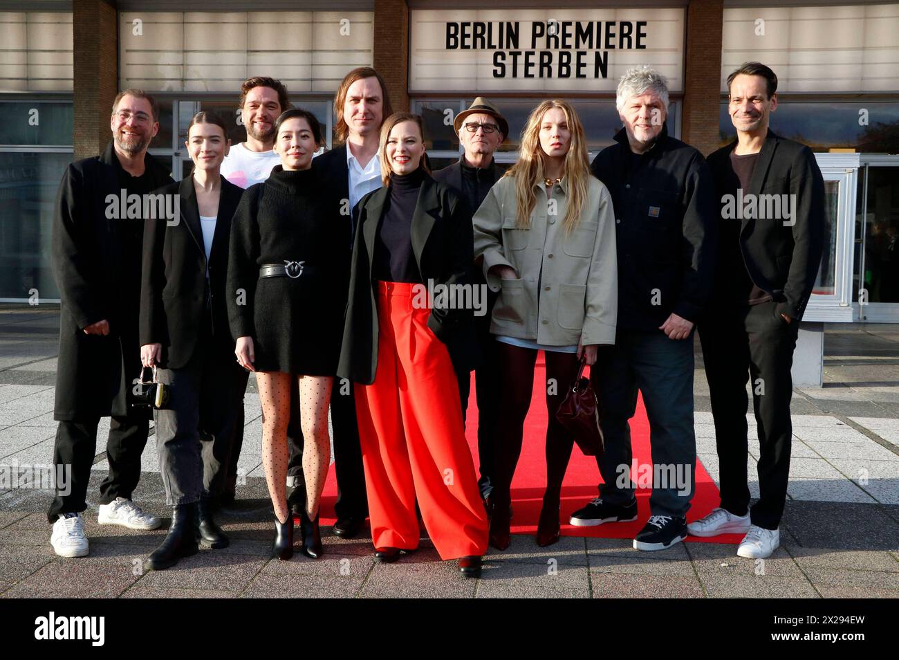 Jan Krüger, Anna Bederke, Roland Zehrfeld, Saerom Park, Lars Eidinger, Saskia Rosendahl, Hans Uwe Bauer, Lillith Stangenberg, Matthias Glasner und Ulf Israel bei der Premiere des Kinofilms Sterben im Kino International. Berlin, 20.04.2024 *** Jan Krüger, Anna Bederke, Roland Zehrfeld, Saerom Park, Lars Eidinger, Saskia Rosendahl, Hans Uwe Bauer, Lillith Stangenberg, Matthias Glasner und Ulf Israel bei der Premiere des Spielfilms Sterben im Kino International Berlin, 20 04 2024 Foto:XA.xBuggex/xFuturexImagex sterben_berlin_4422 Stockfoto