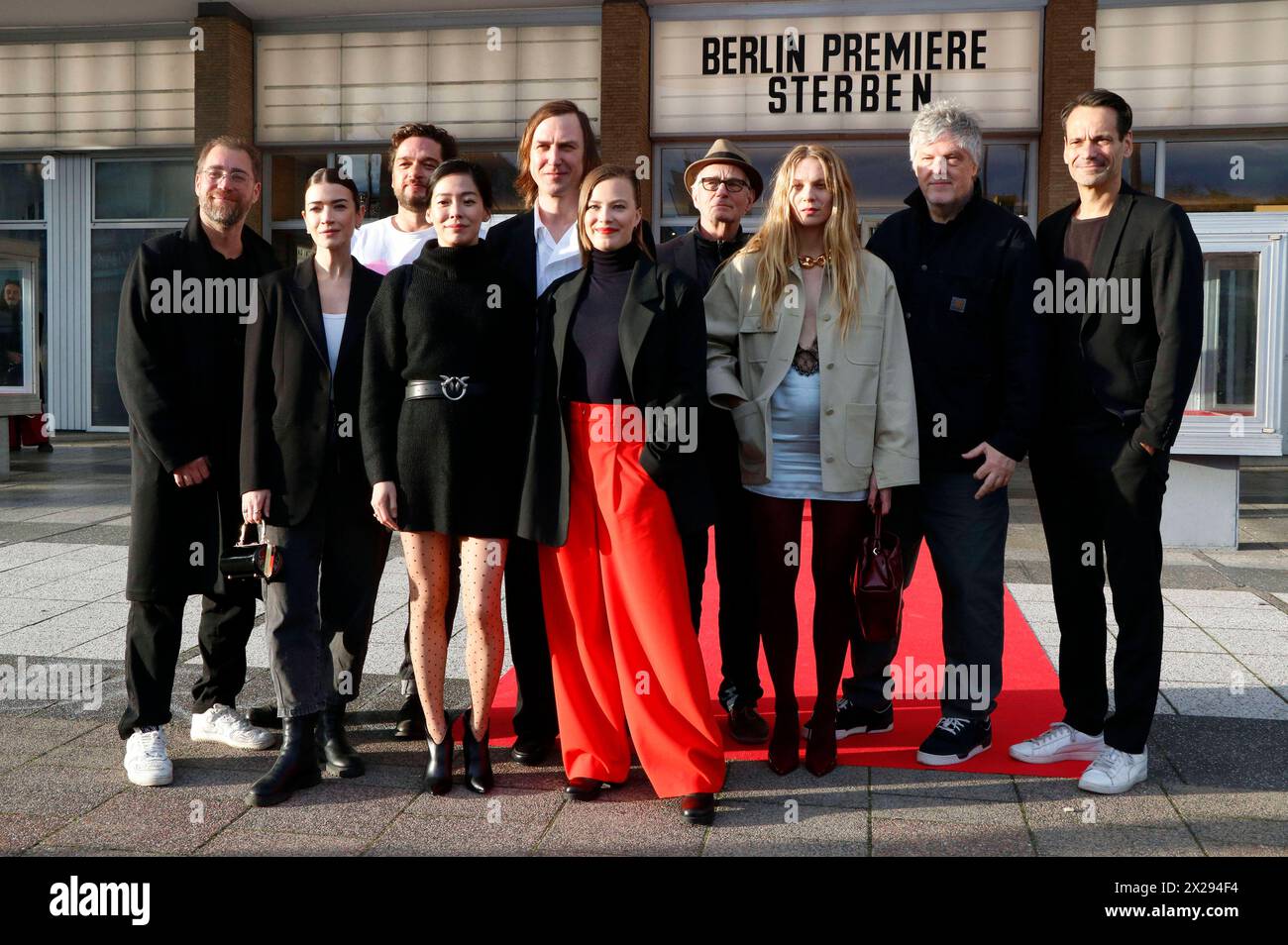 Jan Krüger, Anna Bederke, Roland Zehrfeld, Saerom Park, Lars Eidinger, Saskia Rosendahl, Hans Uwe Bauer, Lillith Stangenberg, Matthias Glasner und Ulf Israel bei der Premiere des Kinofilms Sterben im Kino International. Berlin, 20.04.2024 *** Jan Krüger, Anna Bederke, Roland Zehrfeld, Saerom Park, Lars Eidinger, Saskia Rosendahl, Hans Uwe Bauer, Lillith Stangenberg, Matthias Glasner und Ulf Israel bei der Premiere des Spielfilms Sterben im Kino International Berlin, 20 04 2024 Foto:XA.xBuggex/xFuturexImagex sterben berlin 4420 Stockfoto