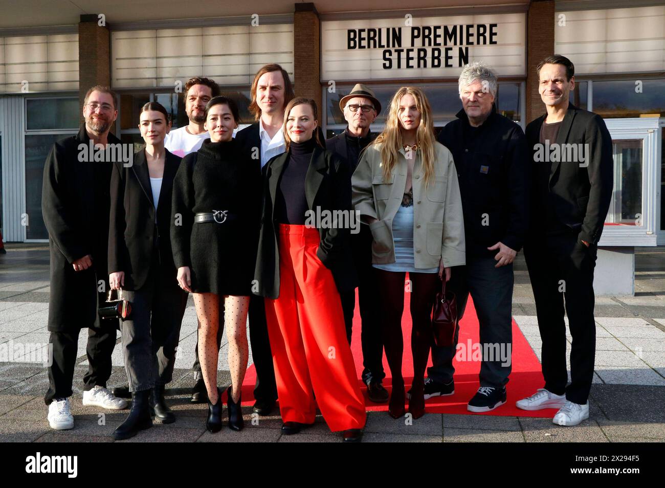 Jan Krüger, Anna Bederke, Roland Zehrfeld, Saerom Park, Lars Eidinger, Saskia Rosendahl, Hans Uwe Bauer, Lillith Stangenberg, Matthias Glasner und Ulf Israel bei der Premiere des Kinofilms Sterben im Kino International. Berlin, 20.04.2024 *** Jan Krüger, Anna Bederke, Roland Zehrfeld, Saerom Park, Lars Eidinger, Saskia Rosendahl, Hans Uwe Bauer, Lillith Stangenberg, Matthias Glasner und Ulf Israel bei der Premiere des Spielfilms Sterben im Kino International Berlin, 20 04 2024 Foto:XA.xBuggex/xFuturexImagex sterben berlin 4421 Stockfoto