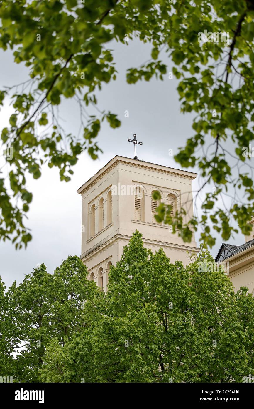 Kirchturm der evangelischen Kirche St. Nicolai in Magdeburg Foto vom 20.04.2024. Im verheerenden Bombenangriff am 16. Januar 1945 wurden viele Magdeburger Kirchen hart getroffen - und neun von ihnen nicht wieder aufgebaut. Zu denen, die Feuersturm trotz einiger Schaeden ueberstanden haben, gehoert die Kirche St. Nicolai im Stadtteil neue Neustadt, die am 10. Oktober dieses Jahr ihren 200. Weihetag feiert. Sie ist aus verschiedenen Gruenden ein besonderer Kirchenbau - nicht nur wegen des klassizistischen Baustils als Gegenentwurf zum Barock, sondern auch wegen ihres beruehmten Architekten Stockfoto