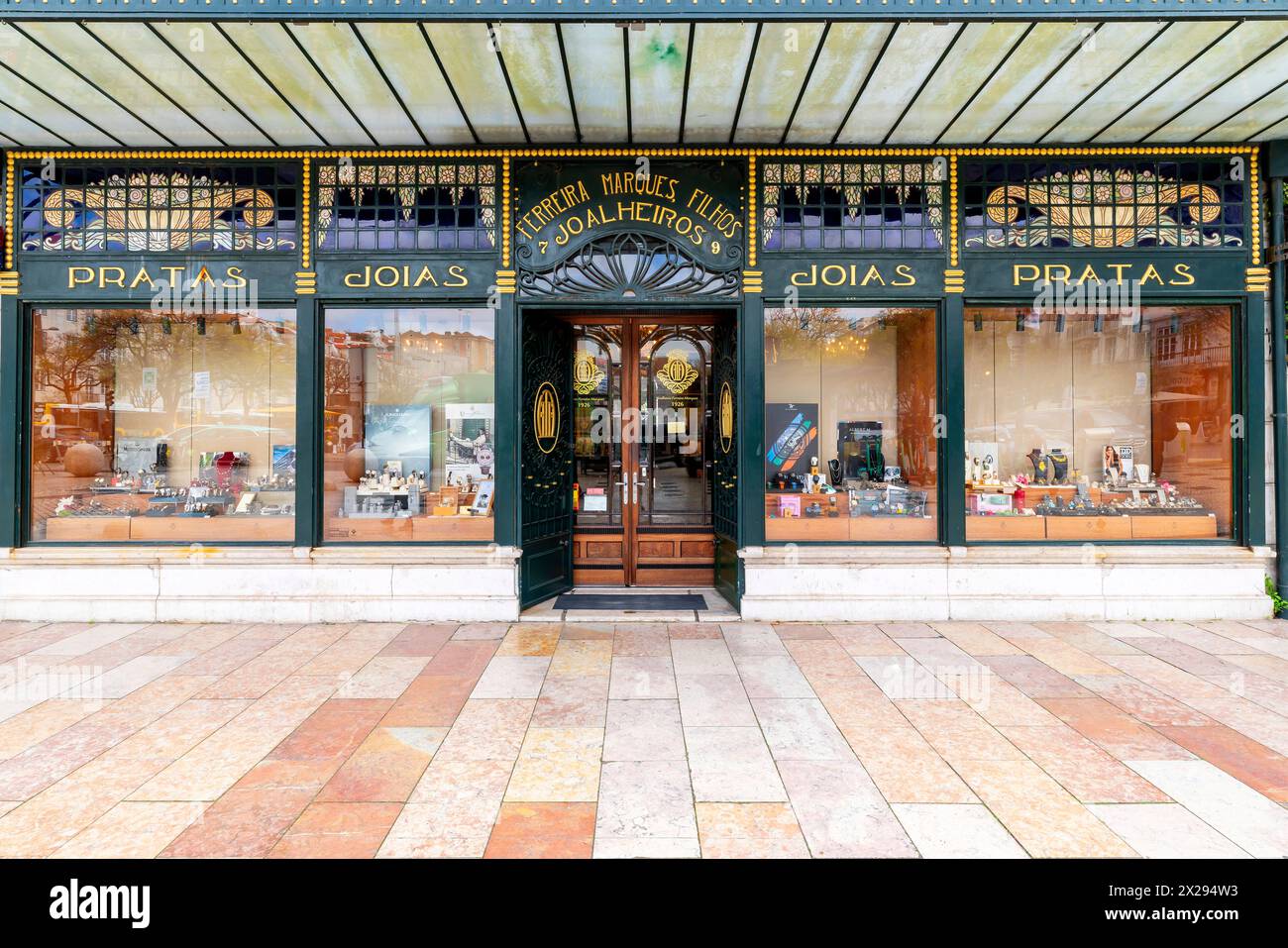 Der Juwelierladen Joalharia Ferreira Marques wurde 1926 von Adriano Ferreira Marques gegründet. Der Laden hat eine der schönsten Fassaden von Rossio. I Stockfoto