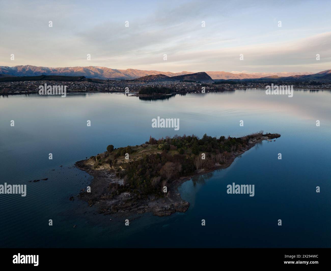 Wanaka, Neuseeland: Luftaufnahme der Ruby-Insel im Lake Wanaka am See Nachmittag auf der Südinsel Neuseelands. Stockfoto