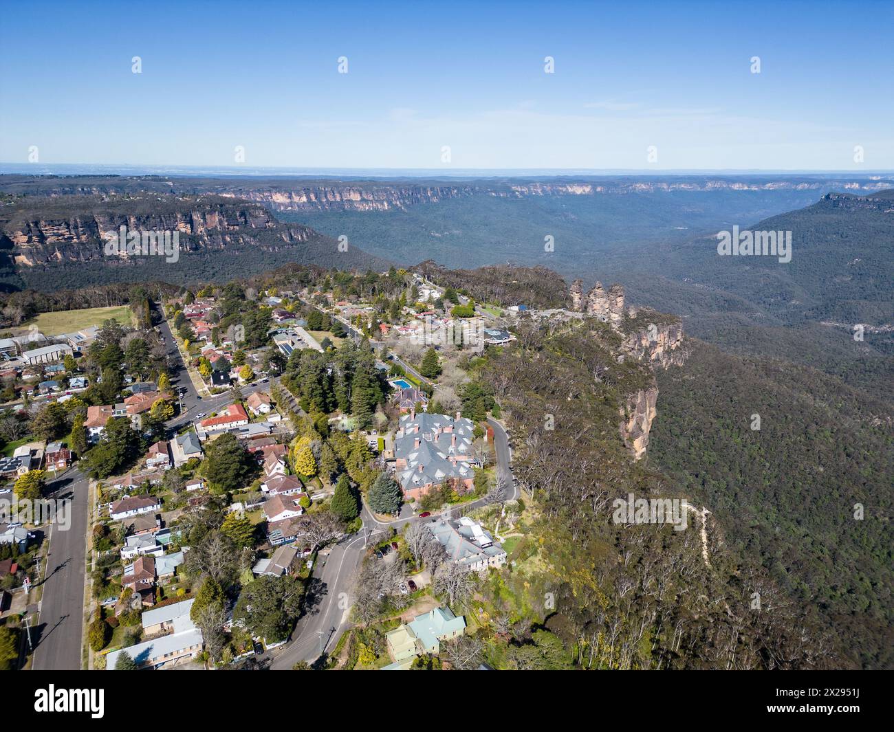 Katoomba, Australien: Luftfahrt der Stadt Katoomba an den berühmten Blue Mountains in der Region Sydney in New South Wales in Australien an einem sonnigen Tag. Stockfoto