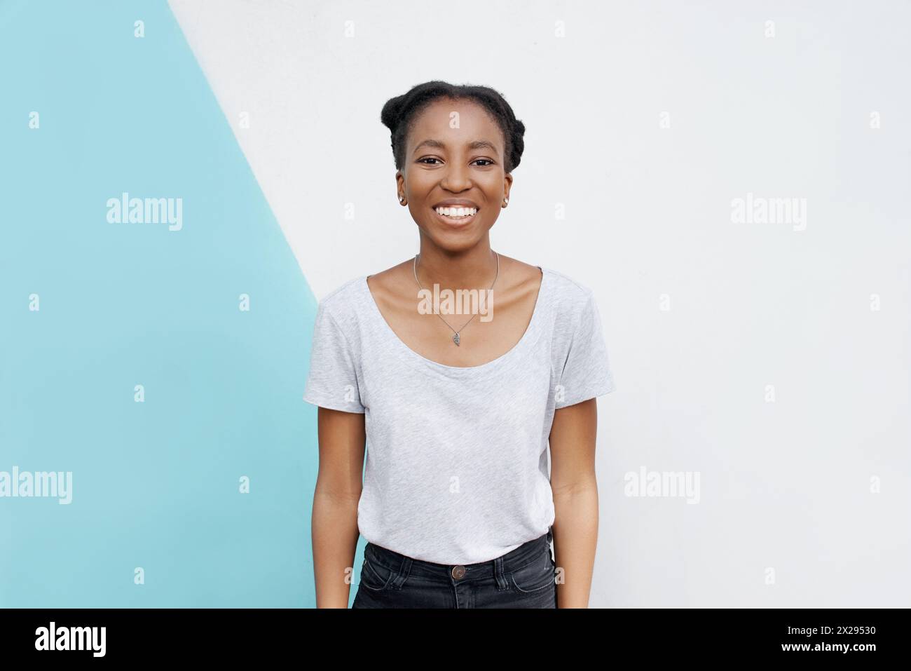 Porträt, schwarze Frau oder Lächeln als stolz oder zufrieden im Studio stellen Raum für Bildung. Afrikanische Studentin, glücklich und zuversichtlich Stockfoto