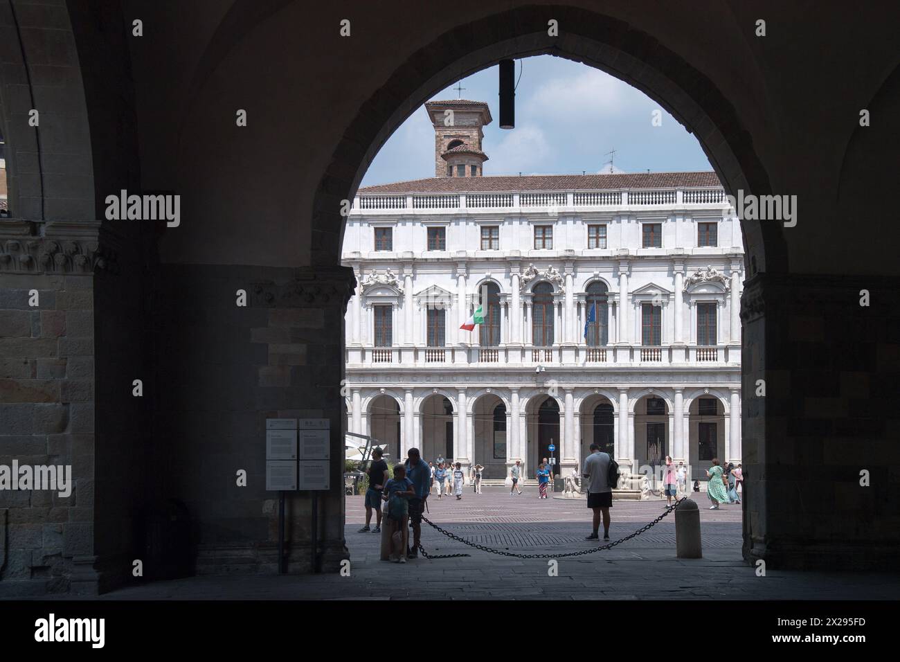 Biblioteca Civica Angelo Mai (Stadtbibliothek von Angelo Mai), gegründet im 18. Jahrhundert im Palazzo Nuovo von Vincenzo Scamozzi aus dem 17. Jahrhundert auf der Piazza Stockfoto