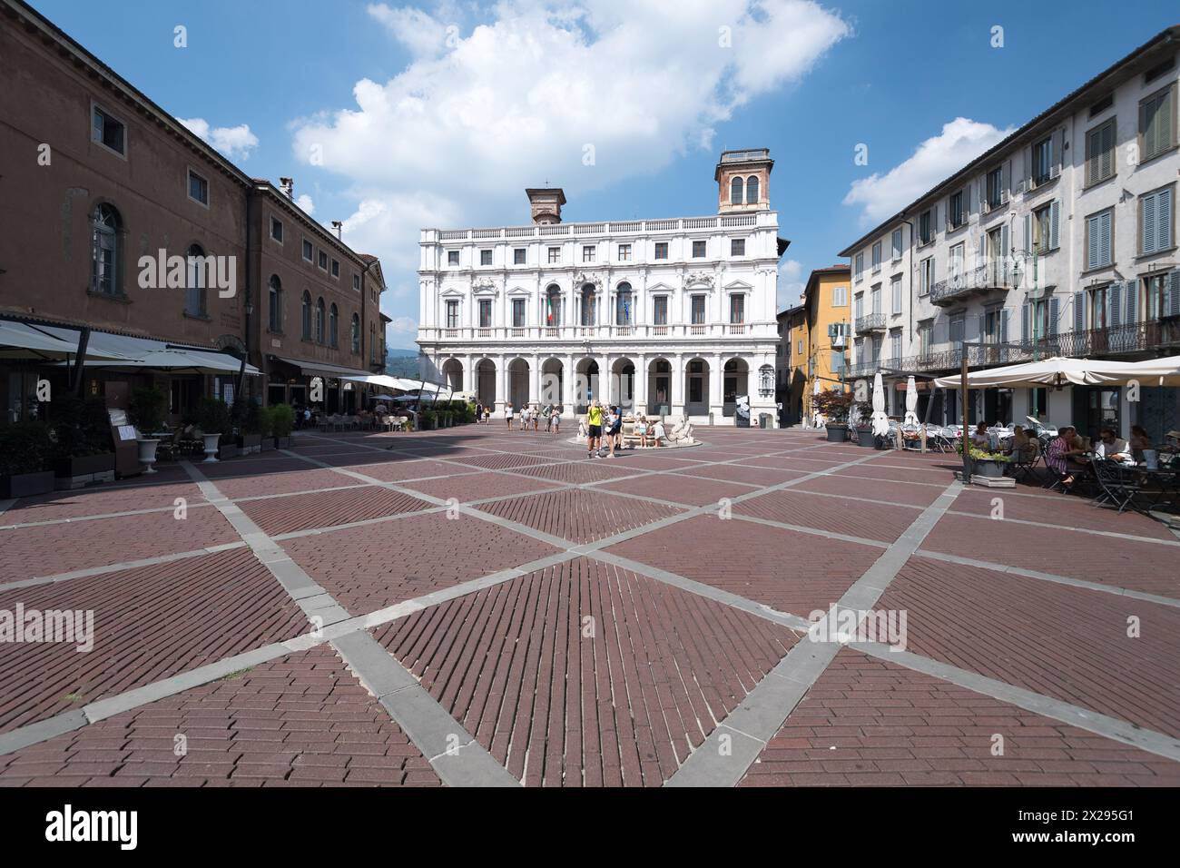 Biblioteca Civica Angelo Mai (Stadtbibliothek von Angelo Mai), gegründet im 18. Jahrhundert im Palazzo Nuovo von Vincenzo Scamozzi aus dem 17. Jahrhundert auf der Piazza Stockfoto