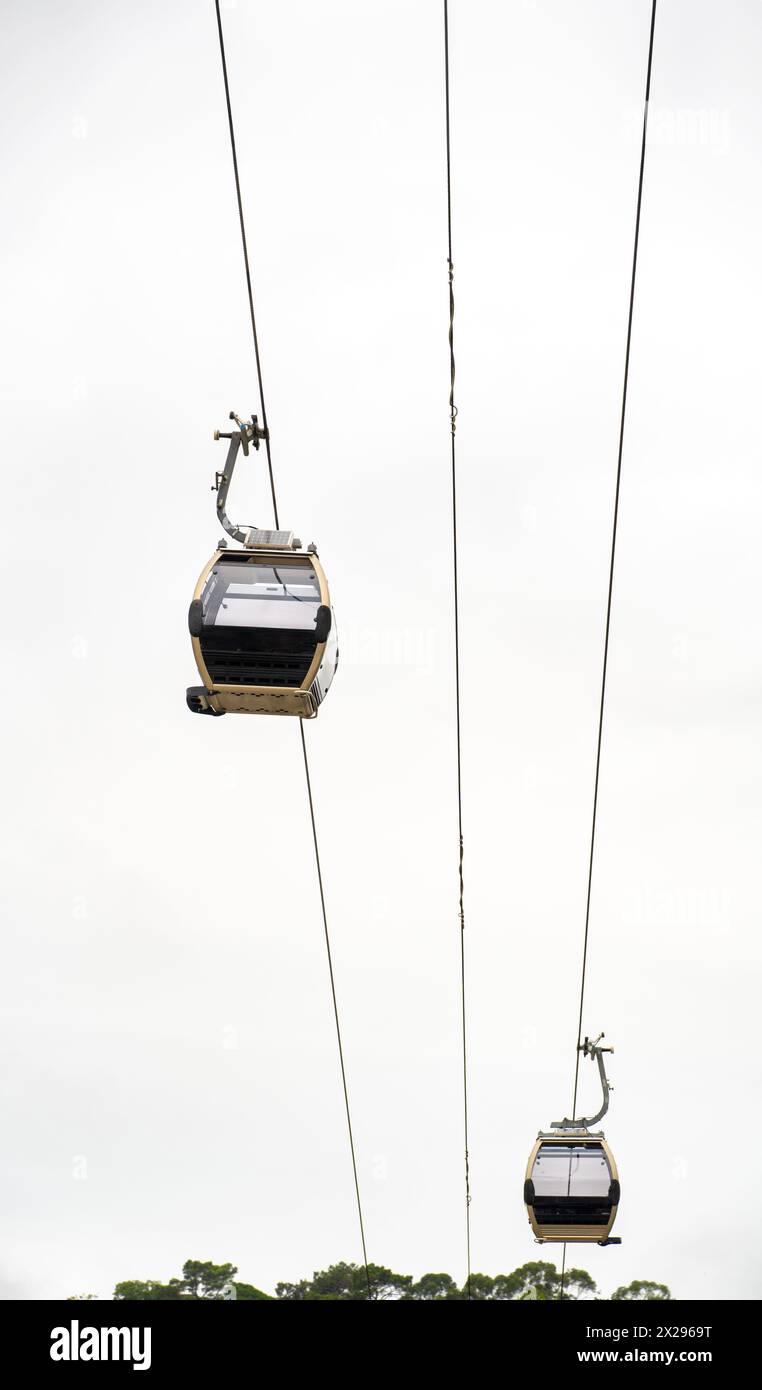 Zwei Gondeln von der Seilbahn in der Nachbarschaft Vila Nova de Gaia, die an den hängenden Kabeln von der Don Luis I-Brücke zur Porto-Promenade unter sich hängen Stockfoto