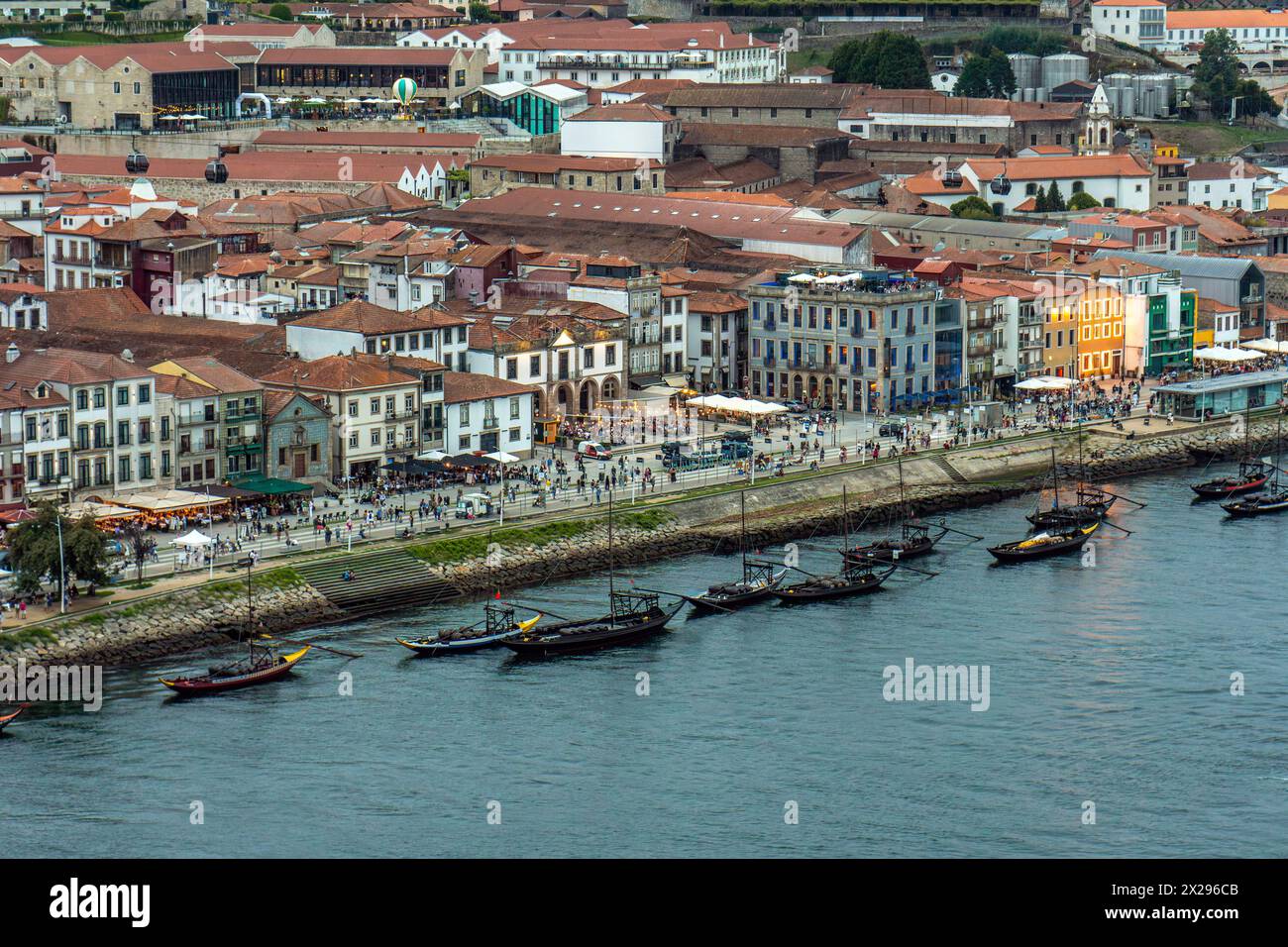 Douro und Porto Promenade aus der Vogelperspektive mit den alten Häusern, Ragelas, klassischen Booten für die Touristenrouten der 6 Brücken und der r Stockfoto