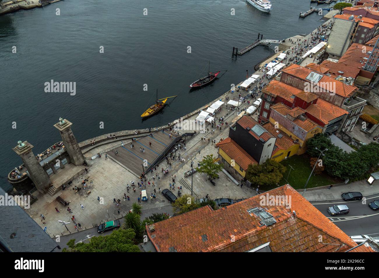 Douro und Porto Promenade aus der Vogelperspektive mit den Rabelas, klassischen Booten für die Touristenrouten der 6 Brücken und Restaurants A Stockfoto