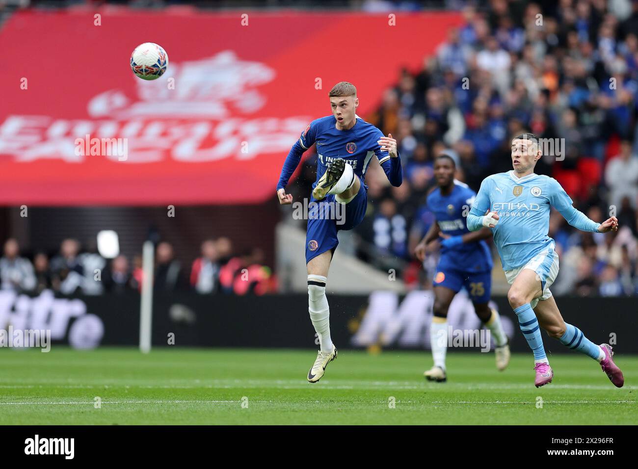 London, Großbritannien. April 2024. Cole Palmer aus Chelsea (l) und Phil Foden aus Manchester City (r) in Aktion. Der Emirates FA Cup, Halbfinale, Manchester City gegen Chelsea im Wembley Stadium in London am Samstag, den 20. April 2024. Nur redaktionelle Verwendung. bild von Andrew Orchard/Andrew Orchard Sportfotografie/Alamy Live News Credit: Andrew Orchard Sportfotografie/Alamy Live News Stockfoto