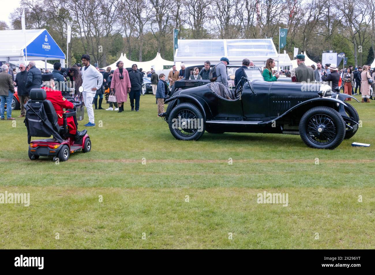 Chelsea Pensioners urteilen den Concours im Salon Prive London 'Supercar Day' im Royal Hospital Chelsea London UK Stockfoto