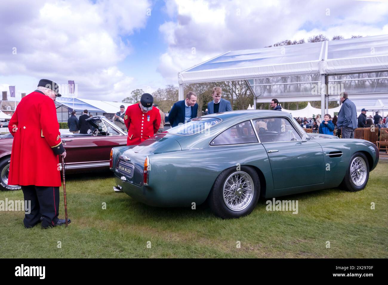 Chelsea Pensioners urteilen den Concours im Salon Prive London 'Supercar Day' im Royal Hospital Chelsea London UK Stockfoto