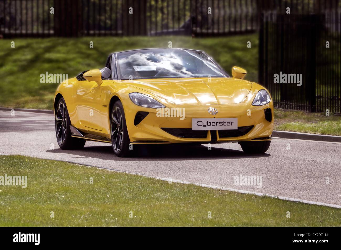 MG Cyberster EV Roadster beim Salon Prive London „Supercar Day“ im Royal Hospital Chelsea London UK Stockfoto