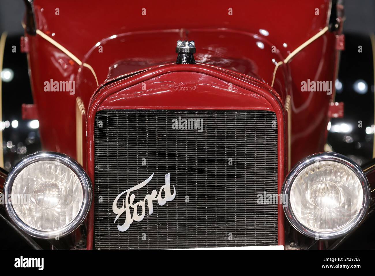 Bukarest, Rumänien - 21. April 2024: Details mit Vorderteil und Emblem eines Ford T Touring Retro-Wagens 1920. Stockfoto