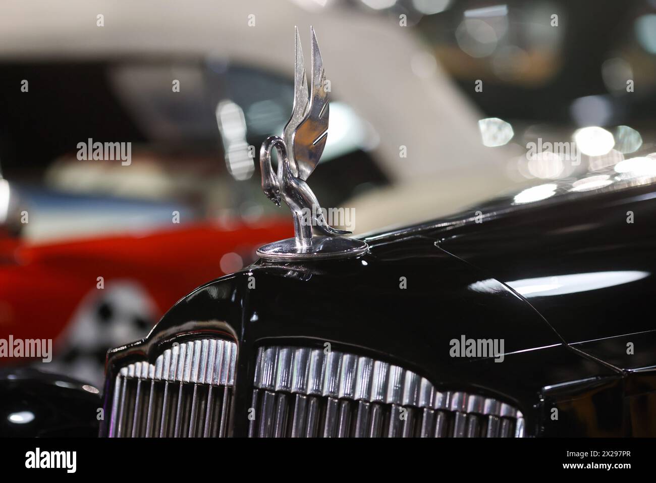 Bukarest, Rumänien - 21. April 2024: Details mit Vorderteil und Emblem eines Retro 1936 Packard Super Eight Coupe Roadster Retro-Fahrzeugs der 14. Serie. Stockfoto