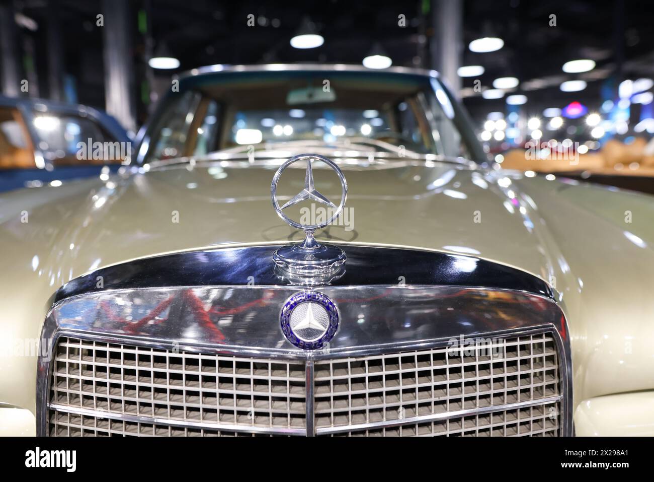 Bukarest, Rumänien - 21. April 2024: Details mit Vorderteil und Emblem eines Mercedes-Luxusautos im Retro-Stil. Stockfoto