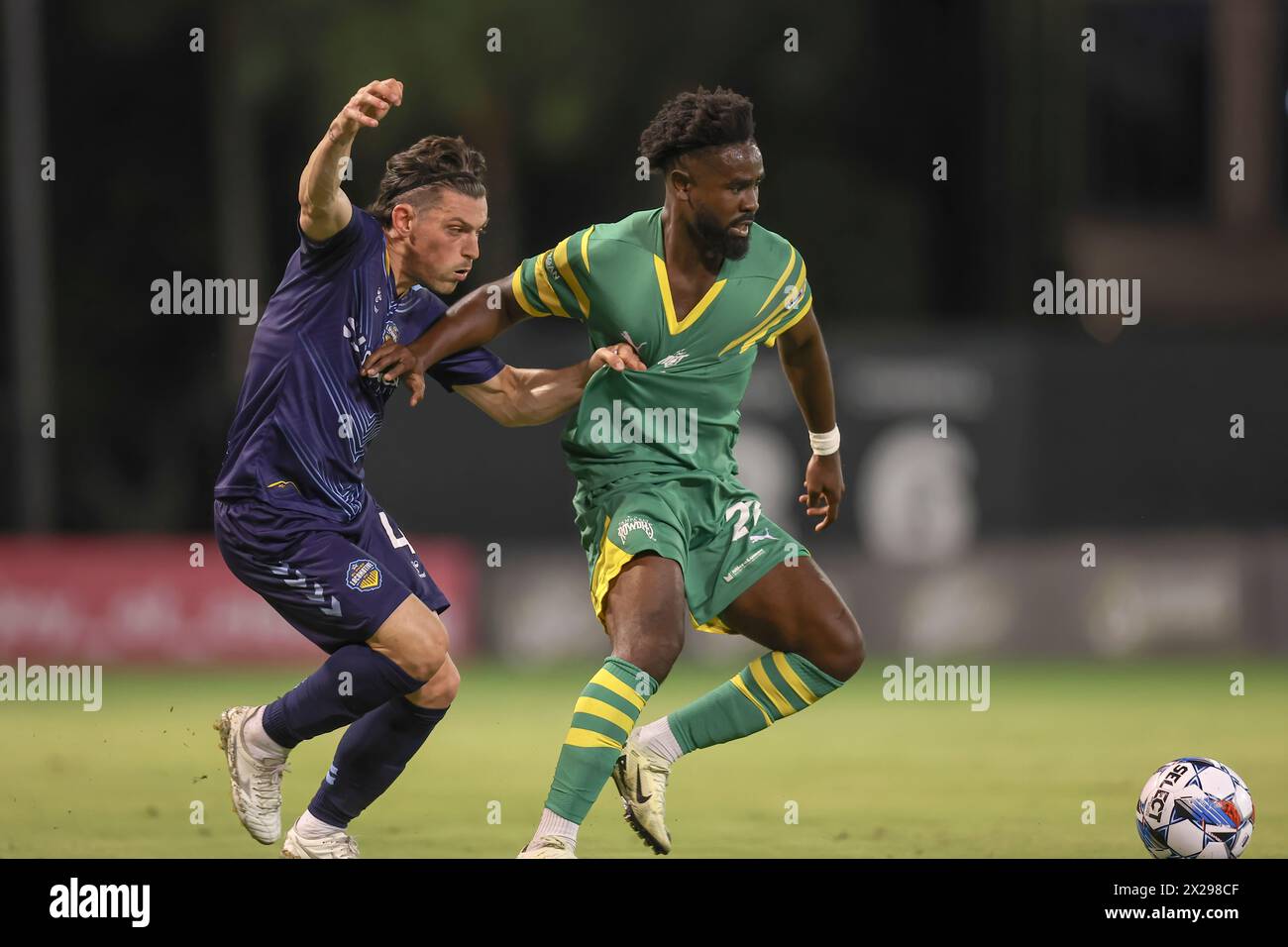 St. Petersburg, FL: El Paso Lokomotive FC-Verteidiger Lucas Stauffer (4) versucht den Ball von Tampa Bay Rowdies Mittelfeldspieler Pacifique Niyongabire zu stehlen Stockfoto