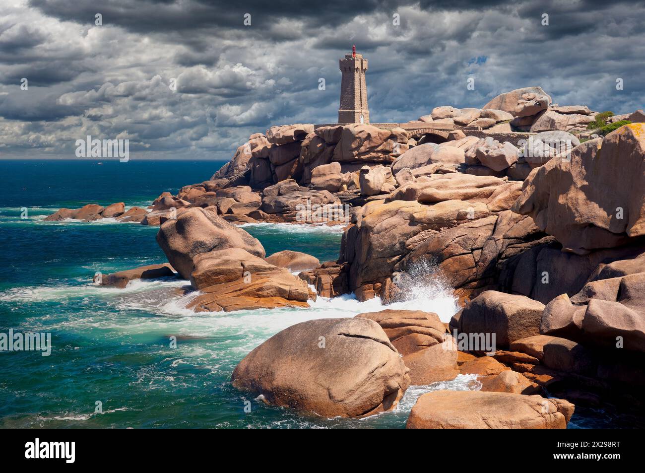 Berühmter Leuchtturm Phare de Mean Ruz in der Nähe von Ploumanach, Cote de Granit Rose, Bretagne, Nordsee, Frankreich Stockfoto