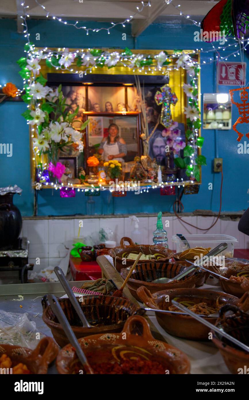 Essensstand mit Schüsseln mit Füllstoffen vor der Erinnerung Ofrenda auf dem Jamaica Market in Mexiko-Stadt, Mexiko Stockfoto