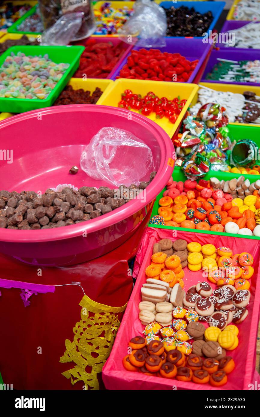 Süßigkeiten und Bonbons, die auf Mini-ofrendas platziert werden können, zum Verkauf auf dem Jamaica Market in Mexico City, Mexiko Stockfoto
