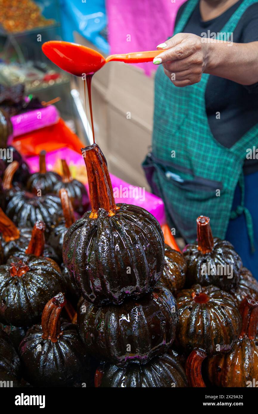 Frau, die Sirup über Sweet Calabaza gießt, auf dem Jamaica-Markt in mexiko-Stadt, Mexiko Stockfoto