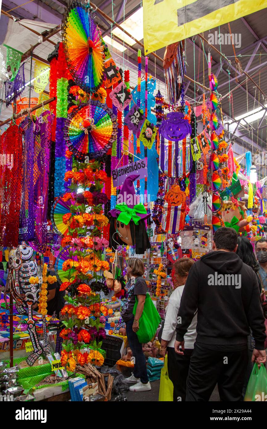 Menschen, die während des Tages der Toten auf dem Jamaica Market in Mexico City, Mexiko, einkaufen Stockfoto