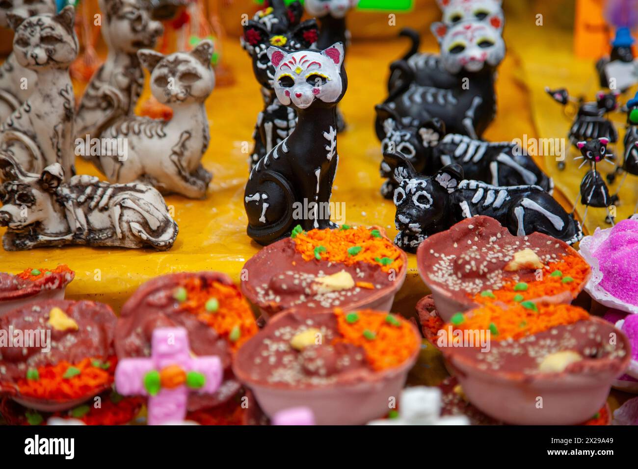 Tag der Toten Ornamente und Kuchen auf dem Jamaica Markt in Mexiko-Stadt, Mexiko Stockfoto