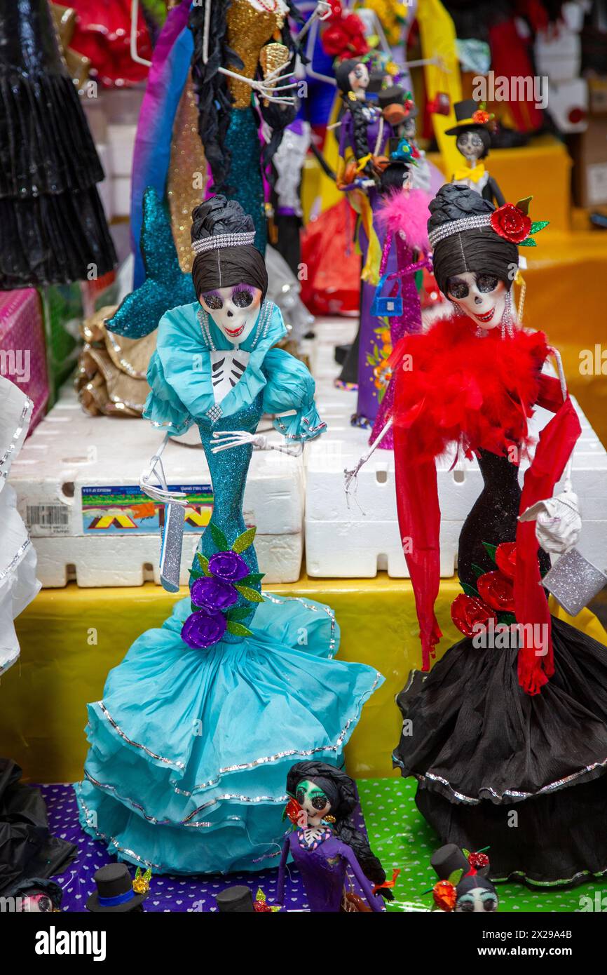 Catrina Dolls für Day of the Dead auf dem Jamaica Markt in Mexiko-Stadt, Mexiko Stockfoto