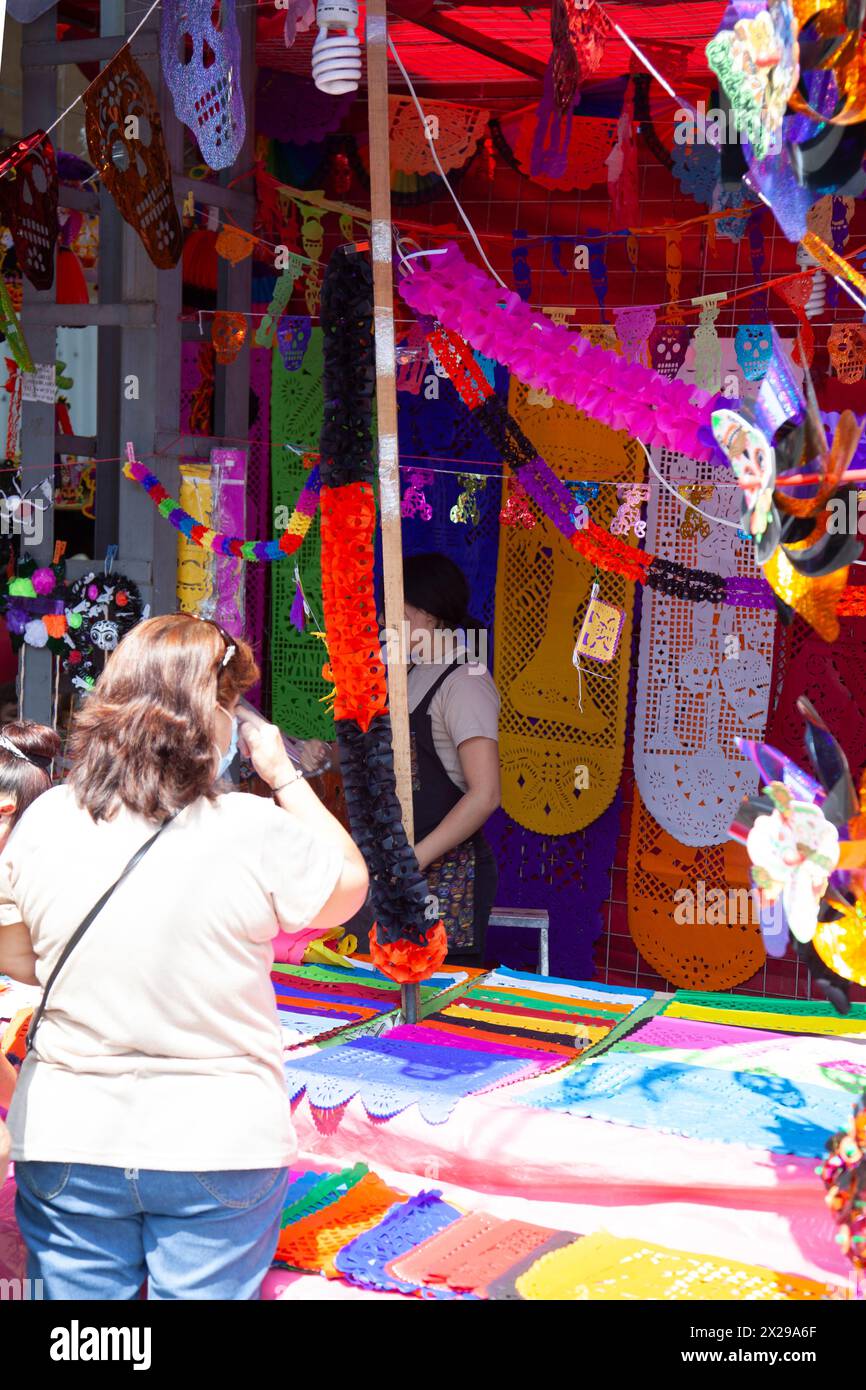 Papel Picado Vendor am Tag der Toten auf dem Jamaica Markt in Mexiko-Stadt, Mexiko Stockfoto