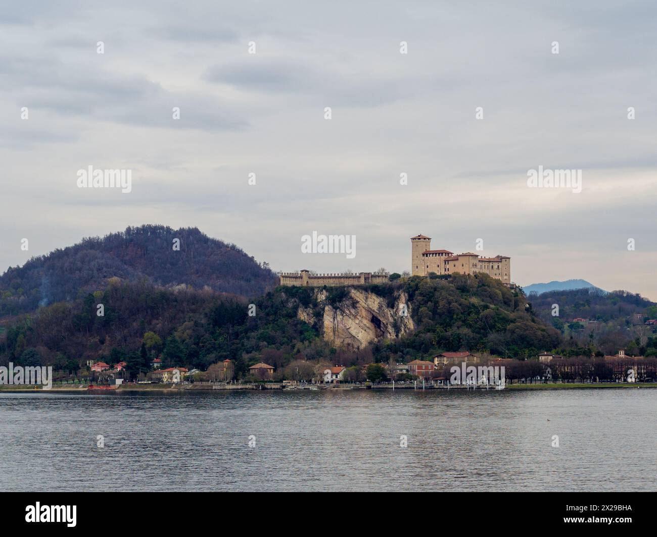 Blick auf die mittelalterliche Rocca Borromea di Angera von Arona, Lago Maggiore, Italien Stockfoto