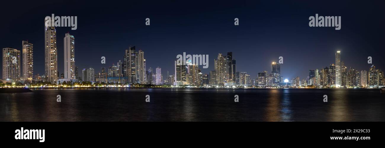 Nächtliche Skyline mit Wolkenkratzern von Panama City Stockfoto