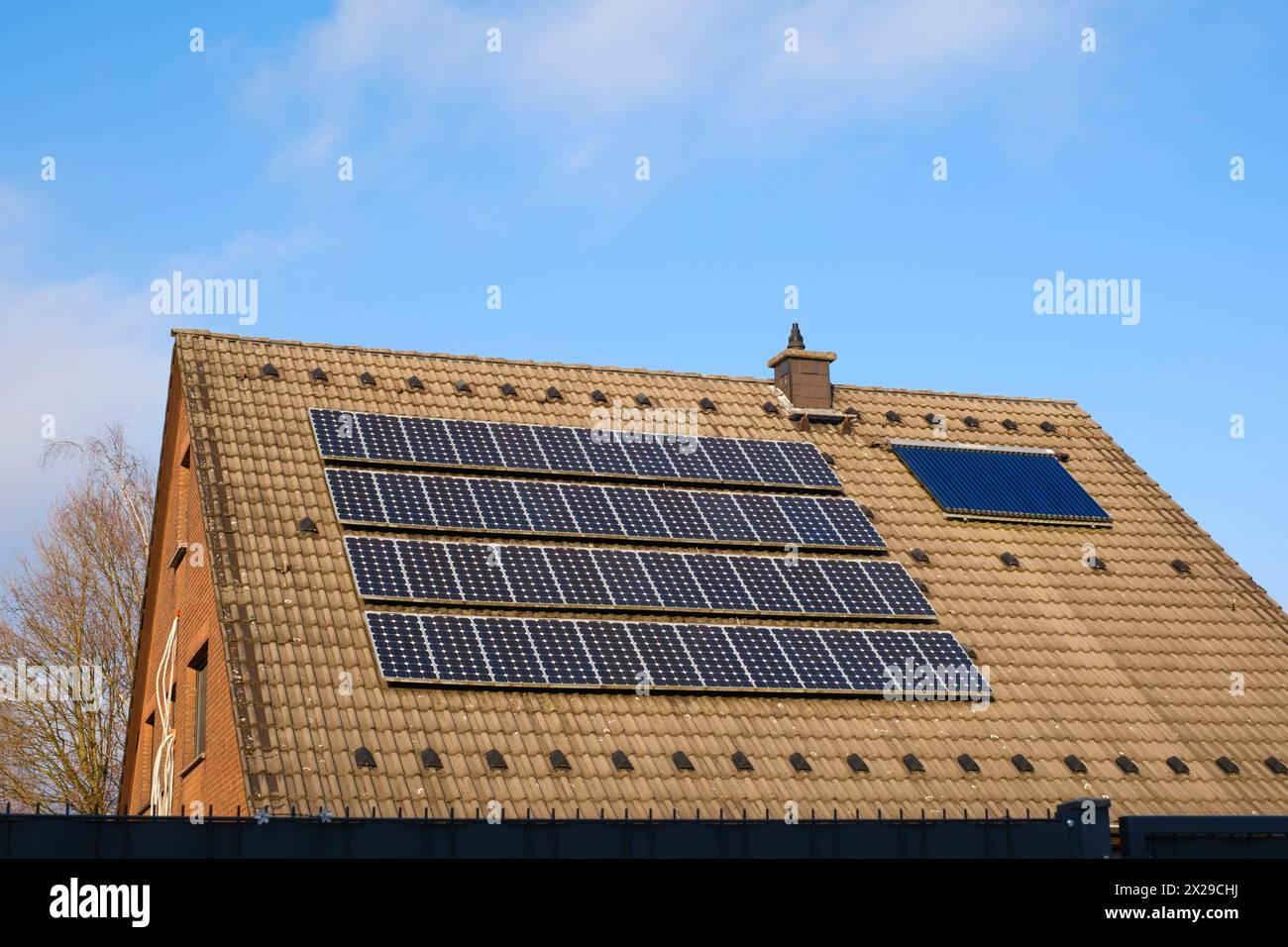 Dachterrasse mit photovoltaik-Anlage Stockfoto