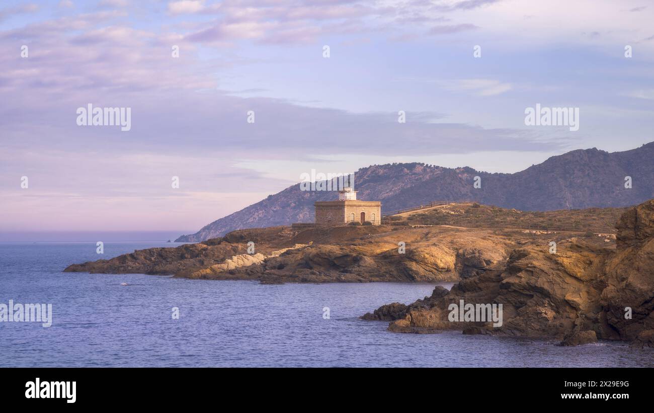 S'Arenella Leuchtturm in der Abenddämmerung, vom Küstenpfad von Llanca zum Port de la Selva, Katalonien aus gesehen Stockfoto