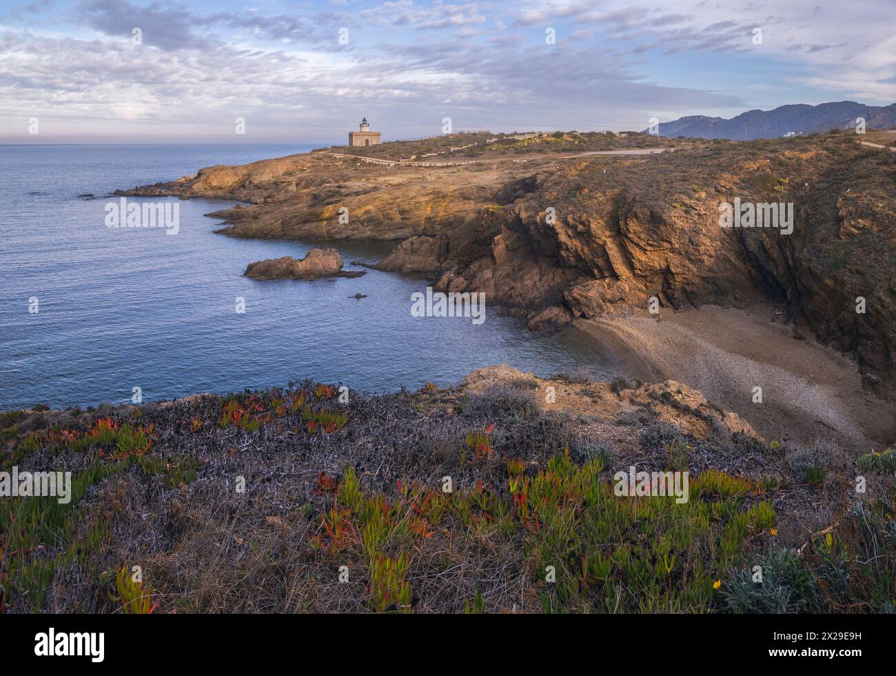 S'Arenella Leuchtturm in der Abenddämmerung, vom Küstenpfad von Llanca zum Port de la Selva, Katalonien aus gesehen Stockfoto