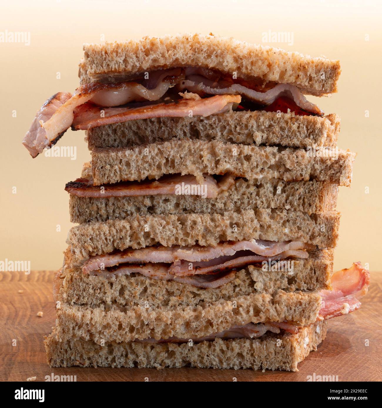 Ein Stapel Bacon-Sandwiches mit braunem Vollkornbrot Stockfoto