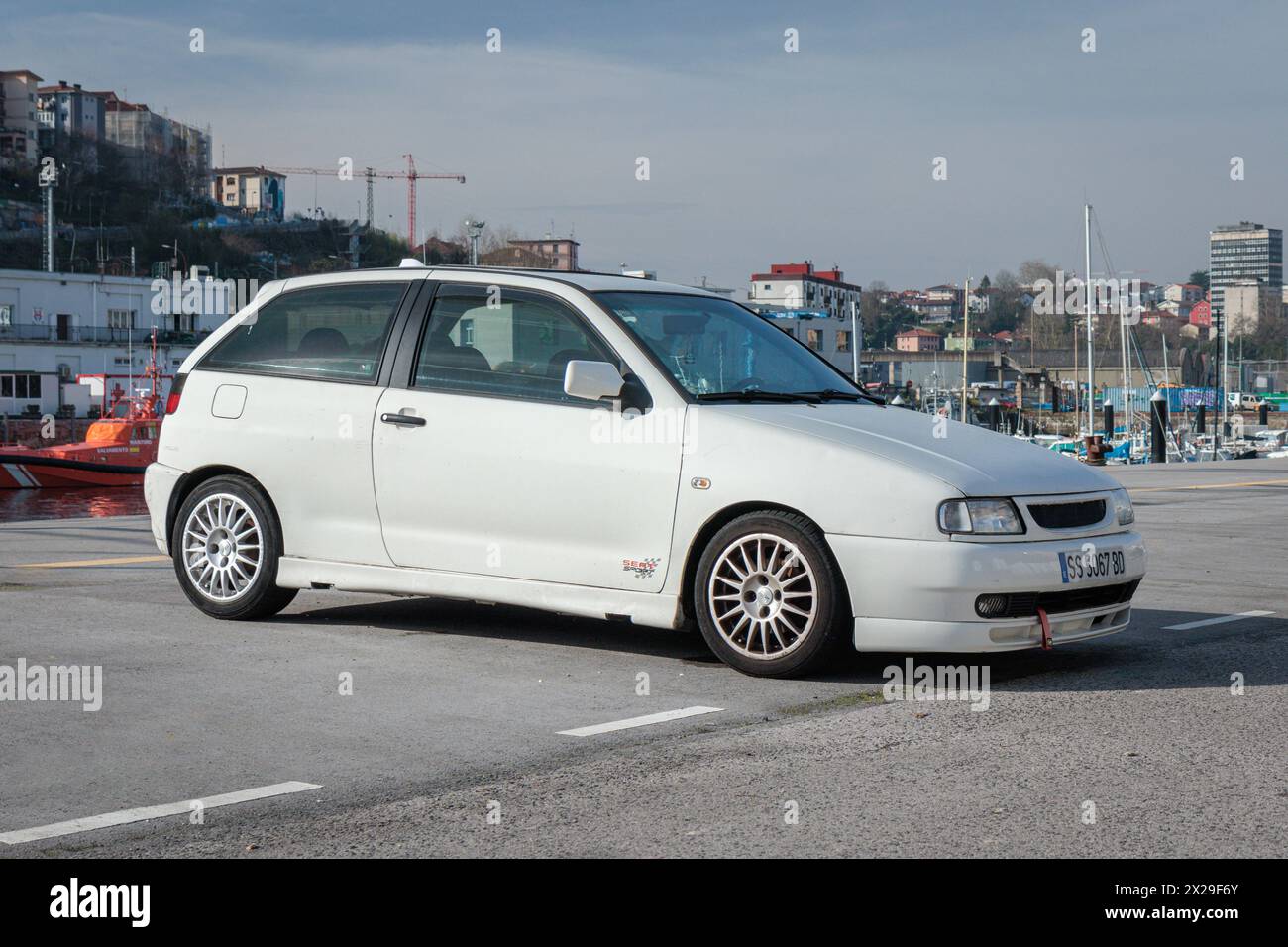 San Sebastian, Spanien, 7. Februar 2024: 1993 Sitzplätze Ibiza Mk2 (Typ 6K), zweite Generation auf den Straßen der Stadt Stockfoto