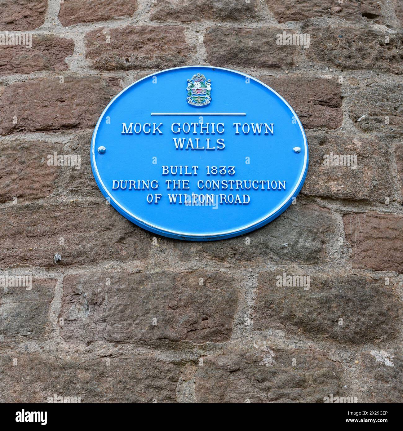 Blaue Plakette auf dem gotischen Gazebo Tower, St. Mary Street, Ross-on-Wye, Herefordshire, Großbritannien Stockfoto