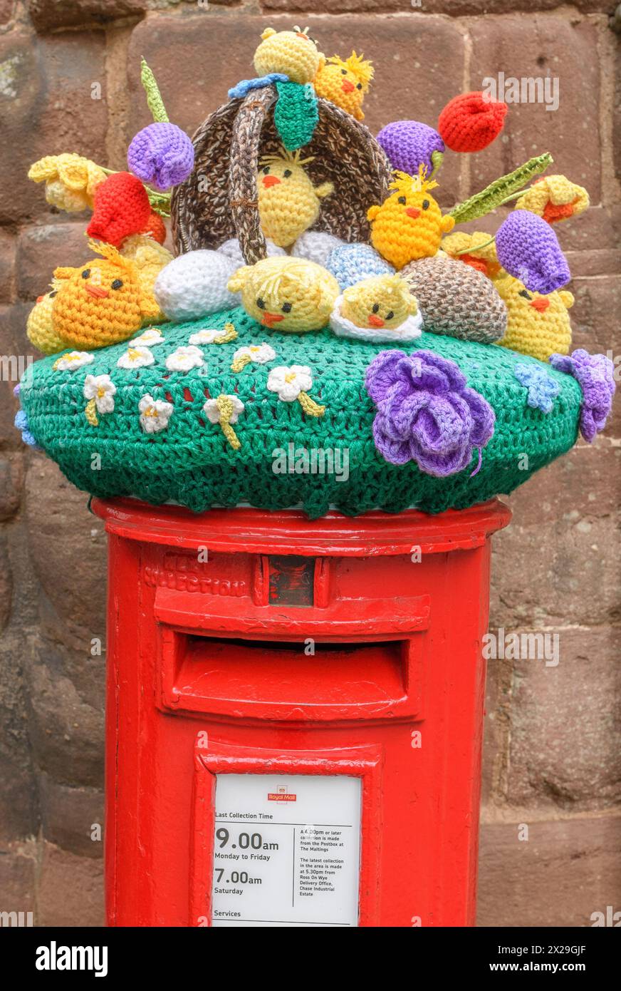 Gestrickte Ostermütze auf einem Royal Mail Postkarton, Ross-on-Wye, Herefordshire, Großbritannien Stockfoto