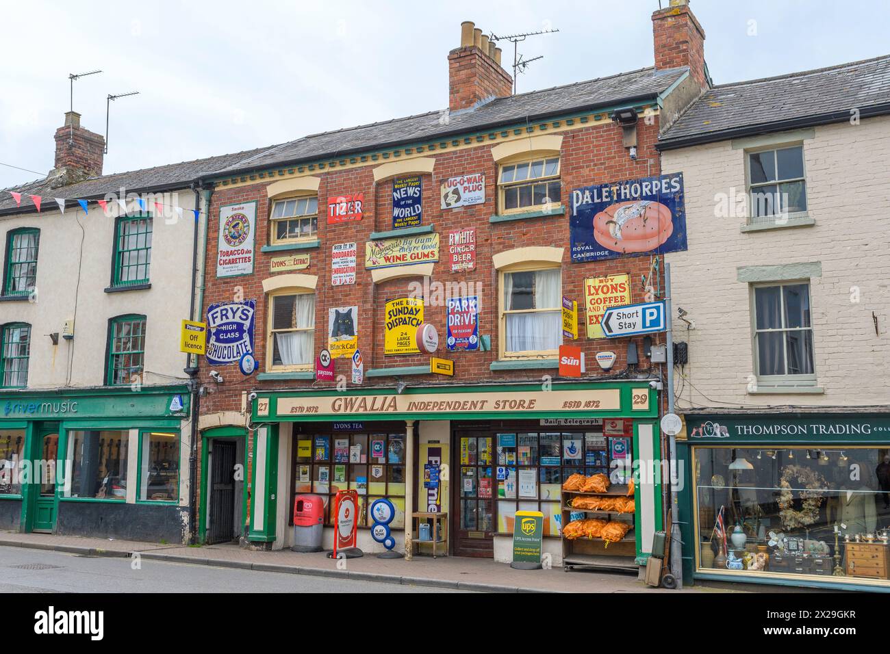 Retro-Geschäft mit nostalgischen Werbeschildern an der Wand, Ross-on-Wye, Herefordshire, Großbritannien Stockfoto