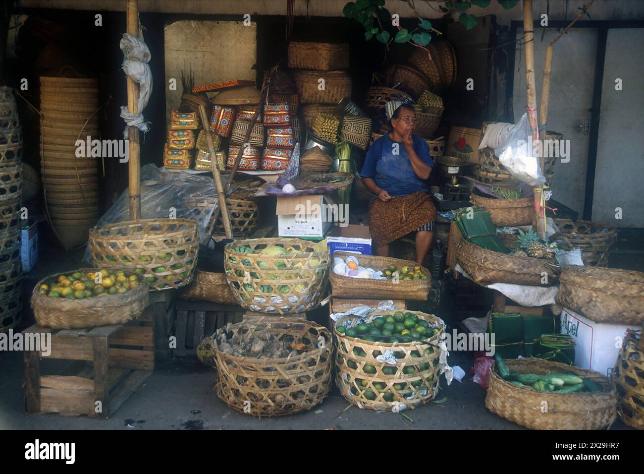 Ladenbesitzer, Obstladen, Markt im Freien, Sukawati, Gianyar, Bali, Indonesien Stockfoto