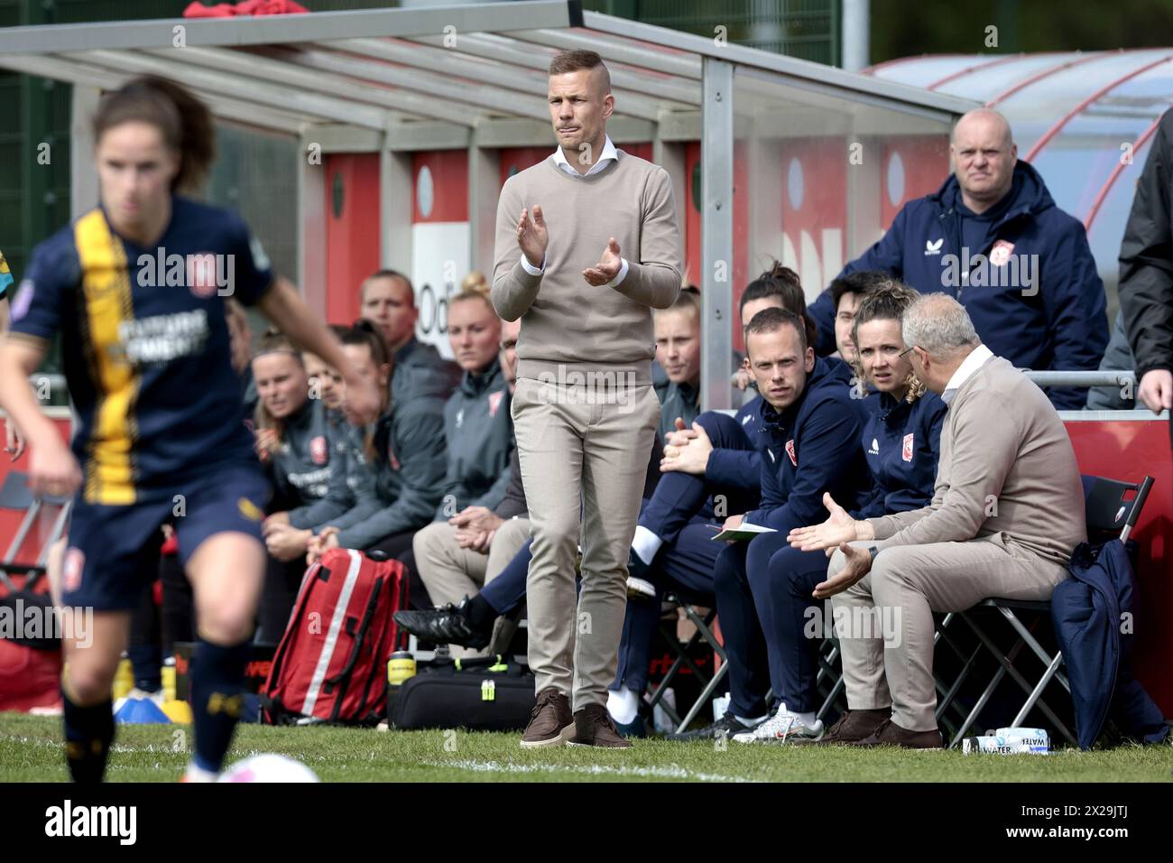 UTRECHT - FC Twente Frauen-Trainer Joran Pot beim niederländischen Azerion Frauen-Premier-Liga-Spiel zwischen dem FC Utrecht und dem FC Twente im Sportkomplex Zoudenbalch am 21. April 2024 in Utrecht, Niederlande. ANP JEROEN PUTMANS Stockfoto