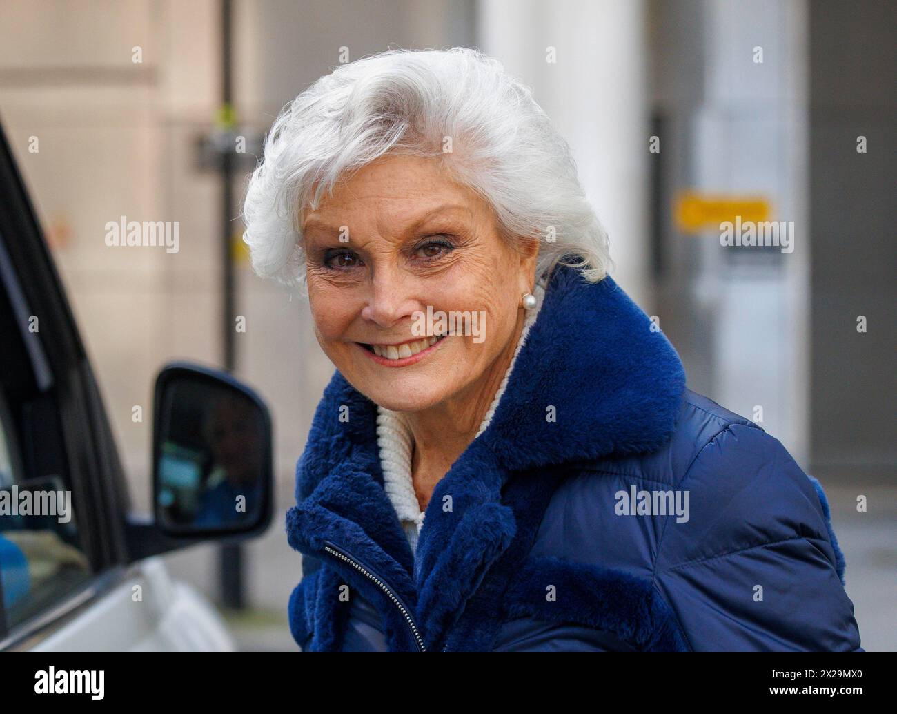 London, Großbritannien. April 2024. Angela Rippon, Journalistin und Fernsehmoderatorin, in den BBC Studios. Quelle: Mark Thomas/Alamy Live News Stockfoto