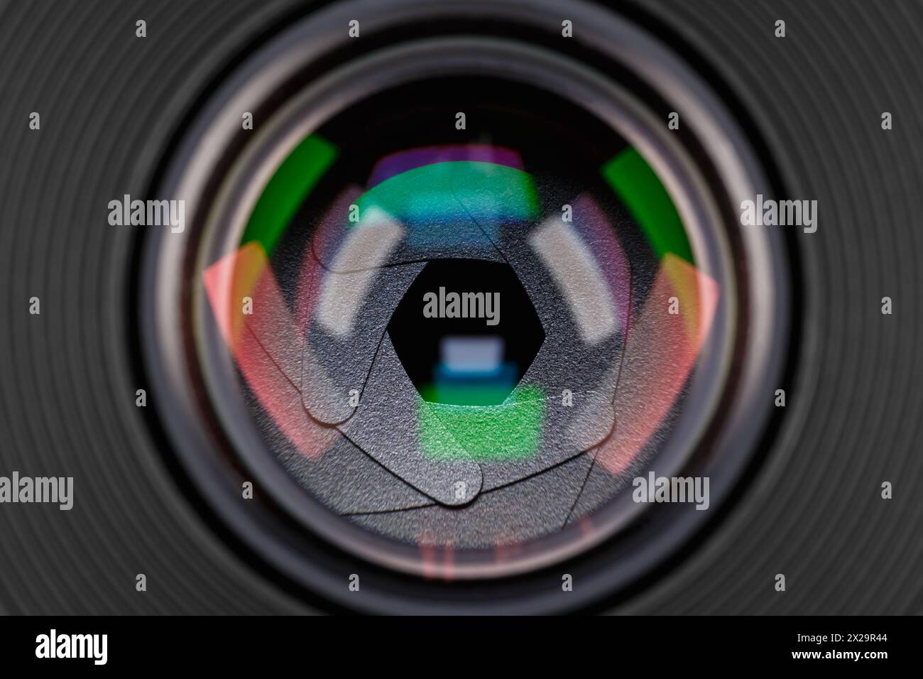 Blendenblende eines fotografischen Objektivs mit Farbreflexionen aus der Nähe. Stockfoto