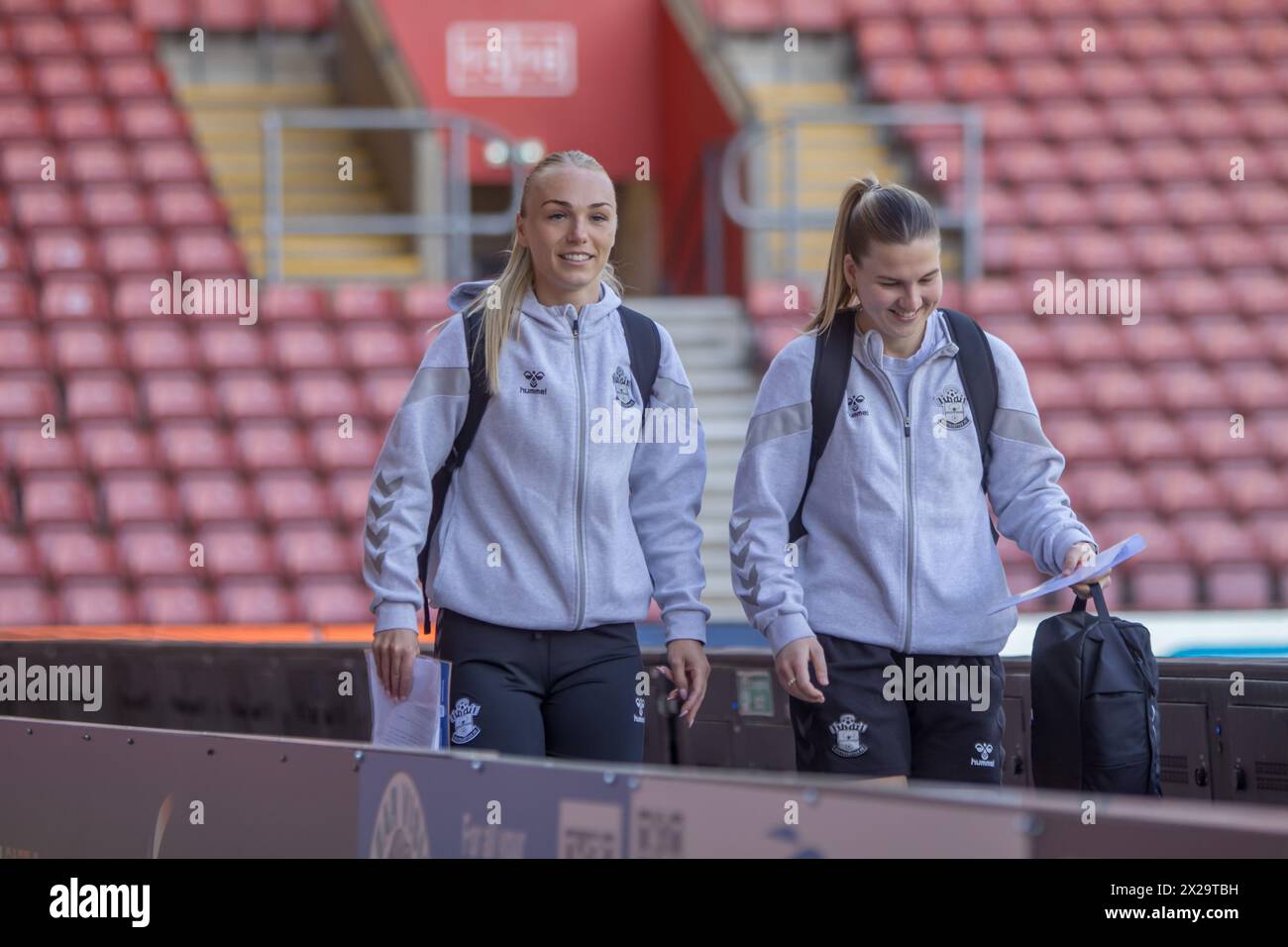 Southampton, Großbritannien. April 2024. Rosie Parnell (5 Southampton) und Alice Griffiths (19 Southampton) kamen vor dem Barclays Womens Championship Spiel zwischen Southampton und London City Lionesses im St Marys Stadium in Southampton an. (Tom Phillips/SPP) Credit: SPP Sport Press Photo. /Alamy Live News Stockfoto